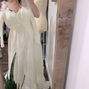 Vintage ivory color gorgeous wedding dress Victorian style size 4